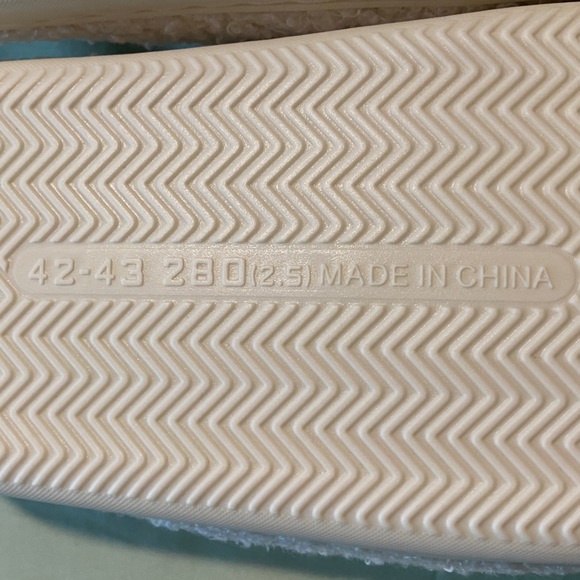 NWOT Happy Face Slippers - Picture 4 of 4